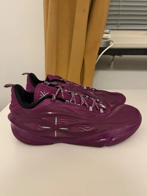 Way of Wade 808 5 Ultr V2 - Storlek 43, använt ett par gånger, säljer då dem är lite för stora. Nypris 2000kr, köpta i Kina. Kommer med original paket.