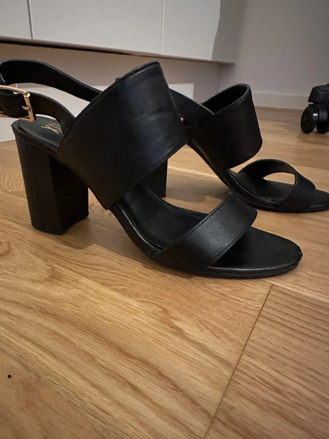 Svarta sandaler med klack från XIT - 4