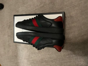 Gucci skor  - Ett par Gucci skor för ett bra pris efter nypris är (ca 8000kr) jag har äkthets intyg som jag tror att man ser på en av bilderna men om inte så kan du kontakta mig! Dem är storlek 40 men jag som har 42 passar bra!dem passar till dem flesta outfits och är även in smörjda så dem tål vatten i vid mån.