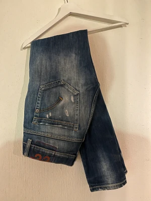 Mörkblå Dondups W33 - Säljer mina mörkblåa dondups till ett pangpris! De är smått använda och har en supersnygg tvätt. Storlek W33 och längden passar för dig mellan 175-185cm.