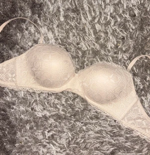 BH, Intimissimi - Puch up bh från intimissimi. Använd ca 1 gång. Inga difekter. Storlek: 75 C 