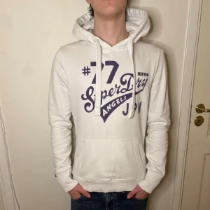 Superdry Hoodie - Vit Superdry Hoodie - Storlek: S men sitter närmare XS - Pris: 199 - Först till kvarn!