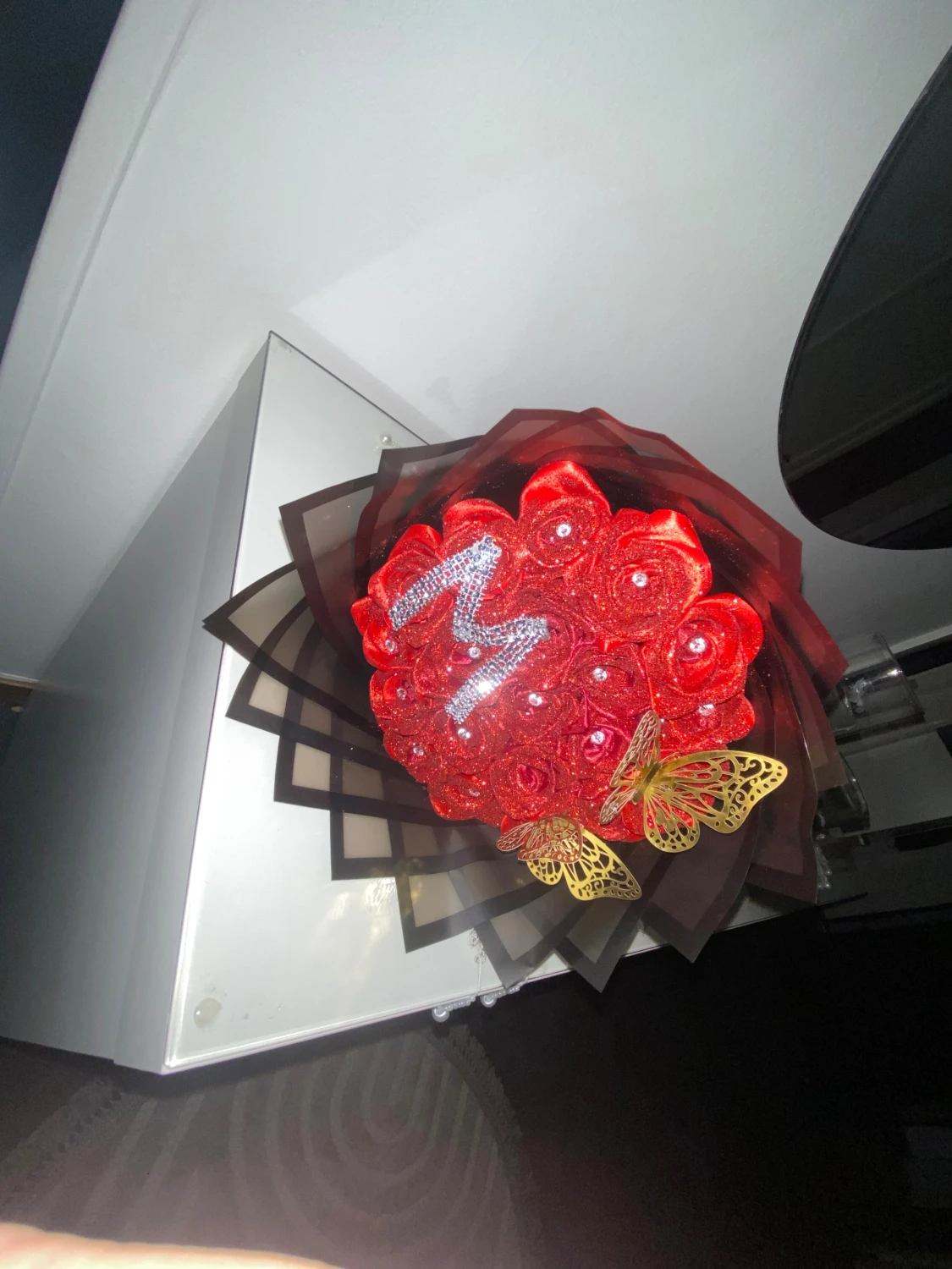 Glittrig röd ros-bukett med fjärilar - 1