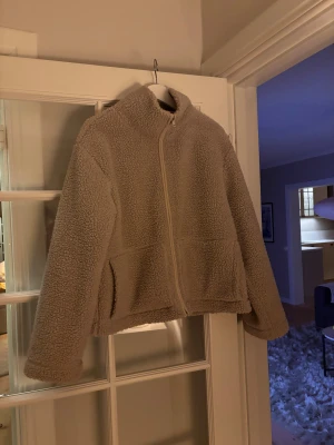 Teddyjacka från Lager 157 - Beige Teddyjacka från Lager 157, storlek L. Säljes för 100kr 