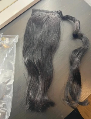 Svart löshårstofs  - Svart Clip on ponytail mänskligt hår 30 cm ca 100 gram