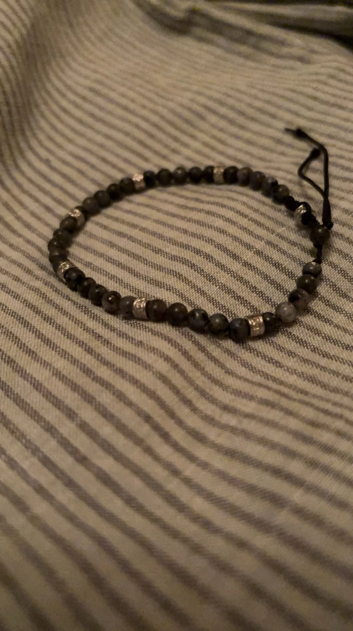 Svart pärlarmband med silverdetaljer