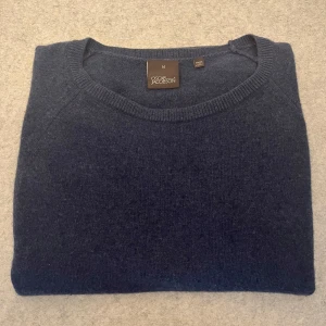 Ulltröja från Oscar Jacobson - Säljer denna feta Ull tröjan från Oscar Jacobsson. Tröjan köptes för 1299:-. Har du några frågor kontakta mig. Priset är inte hugget i sten!