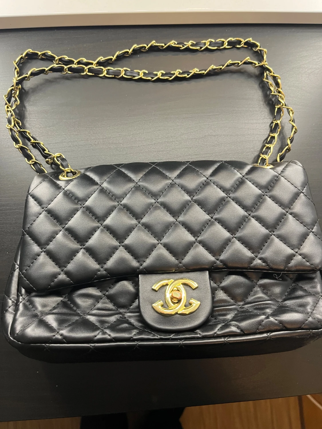 Svart quiltad cc axelväska