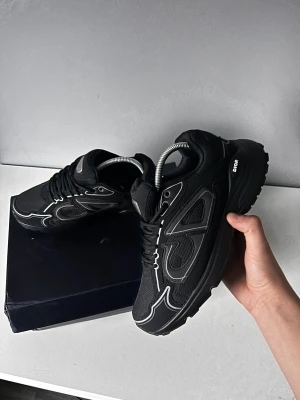 Dior b30 svart - Helt nya dior b30 i svart färg. Jättefina skor med fin färg passar till fräscha kläder. Strorlek 42