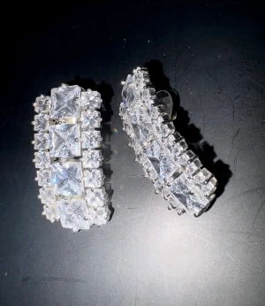 By Jolima örhängen - Örhängen äkta silver o strass . By Jolima . Använda en gång . Mått 12*7 mm . Så snygga! 