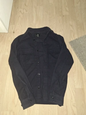 Mörkblå overshirt - Säljer denna mörkblåa overshirt som är ifrån H&M i tyskland, finns ej tillgänglig längre❗️❗️ Hör gärna av er vid funderingar och prisförslag🙌🏼