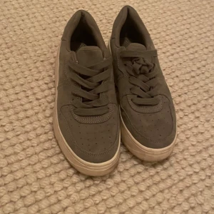 Skor från HM - Bra skor tål vatten bra 