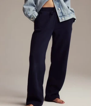 Mörkblå mjukisbyxor med snörning - Mörkblå mjukisbyxor med avslappnad passform och resår i midjan med snörning. Byxorna har raka ben och är perfekta för en chill och bekväm stil. Tillverkade i mjukt material.