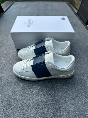 Valentino open navy  - Ett par riktigt feta valentinos i storlek 45, allt på bilderna fås med, skickar samma dag!