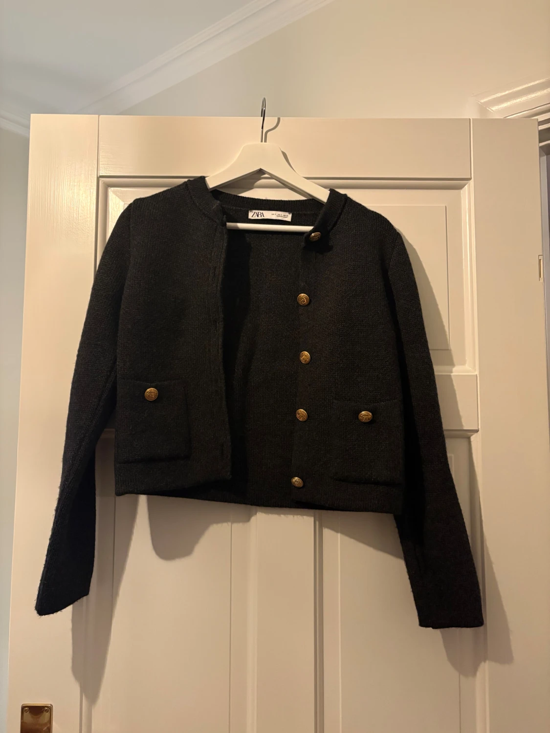 Mörkgrå stickad kofta med guldknappar från Zara - 1