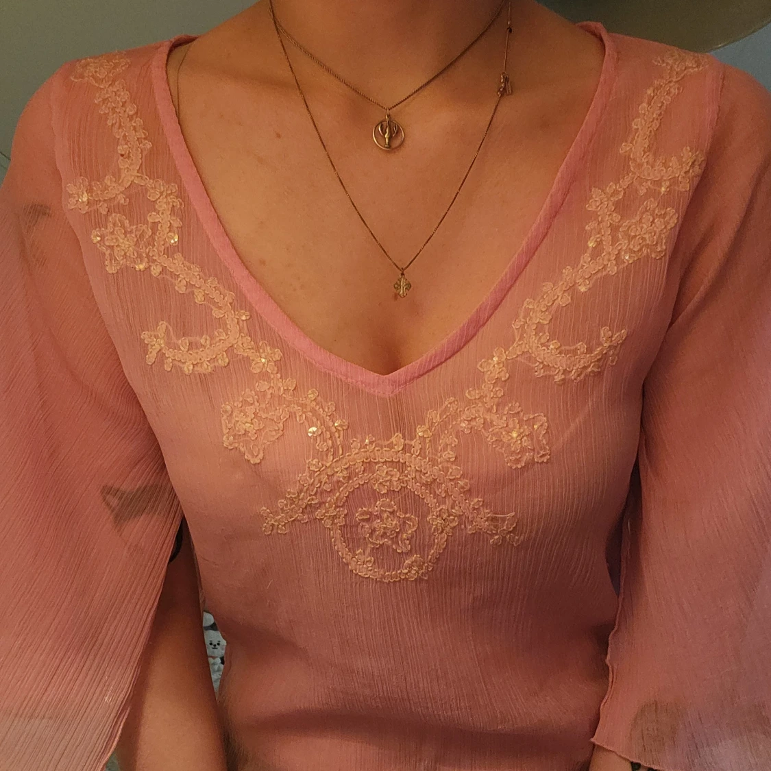 Rosa blus med broderi och v-ringning - 1