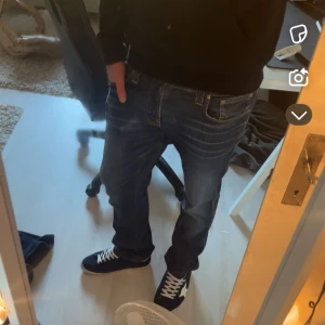Nudie jeans 33/32 - Riktigt snygga nudie jeans, går perfekt över skorna och har en unik och fet tvätt. Modell: slim jim. Vid funderingar eller frågor, skriv!