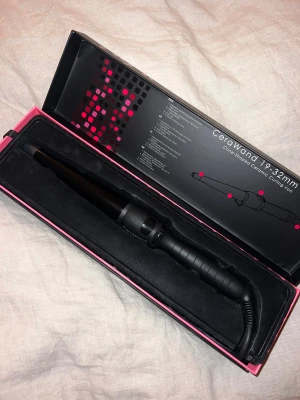 Cera locktång 19-32 mm - Säljer det perfekta verktyget för att skapa fina och slitstarka lockar som varar hela dagen. Keramisk yta som skapar glans & frizz-fria lockar. Digital display där du själv kan styra värmen upp till 210 grader. 3 meter roterande sladd.  Fördelar: TEMPERATUR – Upp till 210°C (justerbar mellan 80–210°C) vilket passar alla hårtyper. AUTO SHUT-OFF - Produkten stänger automatiskt av sig efter ca 60 sekunder KERAMISK VÄRMARE - För snabb uppvärmning och jämn temperatur  19-32mm.