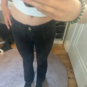 Svarta bootcut jeans💕 - Jag säljer mina svarta jeans från Gina för dom blivit för korta för mig. Dem är low waist/ mid waist storlek 158. Ny pris typ 350 tror jag och jag säljer för 250 men de går att ändra om ni vill💕