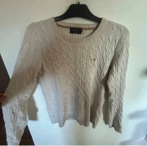 Morris Beige kabelstickad tröja - Snygg beige kabelstickad tröja från Morris perfekt  till alla tillfällen skulle jag säga säljer tröjan pågrund av att den passar inte längre hör av er ge bud:)