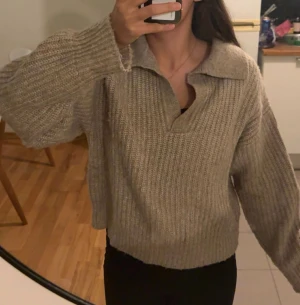Beige stickad tröja - Säljer en beige stickad tröja som är v-ringad framtill. Tröjan är från Gina tricot och är i storlek S, men passar mig som använder XS-S. Den är i bra kvalité och inte använts mycket. Skriv vid intresse eller prisförslag. 
