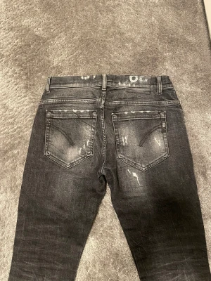 Dondup Jeans - Säljer mina snygga svarta Dondup Jeans med slitningar på grund av att de har blivit för små, modellen heter George Skinny fit. Storlek W29. Kan mötas upp i Gbg eller frakta.