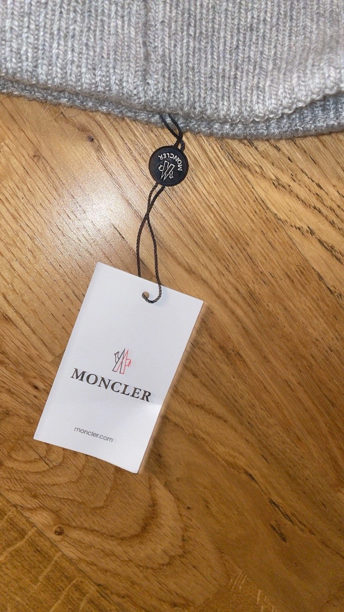 Grå ribbstickad Moncler mössa - 4