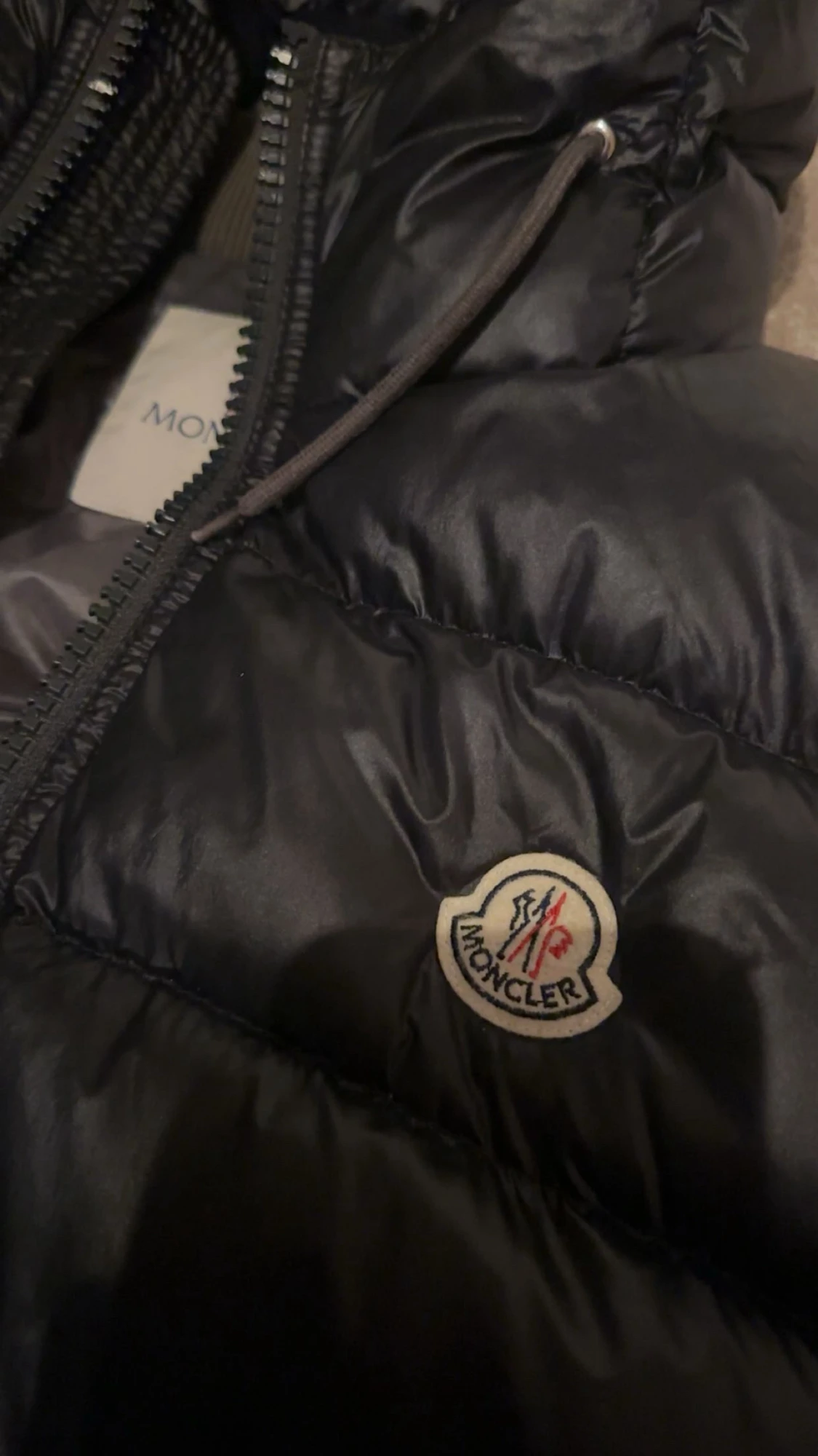 Svart dunväst med huva från Moncler - 1