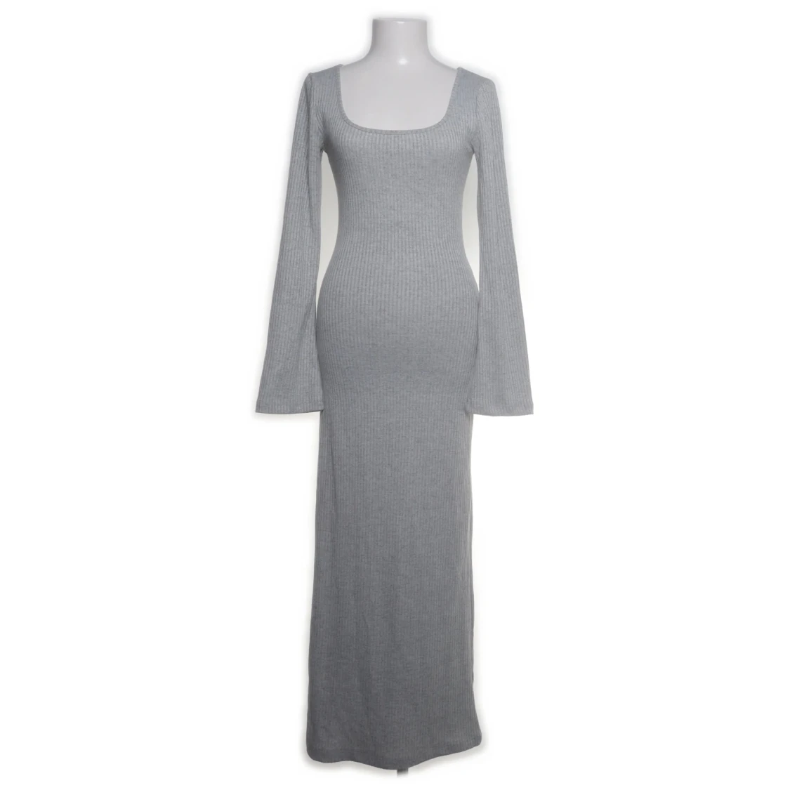 Grå ribbad långklänning från Nelly