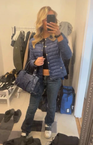 Blå quiltad pufferjacka Massimo Dutti - Säljer en snygg mörkblå pufferjacka från Massimo Dutti. Jackan är quiltad med knappar framtill och har en klassisk, lite kortare passform. Perfekt för dig som vill ha en stilren och lätt jacka med cool vibe. Passar till jeans och sneakers för en chill look.