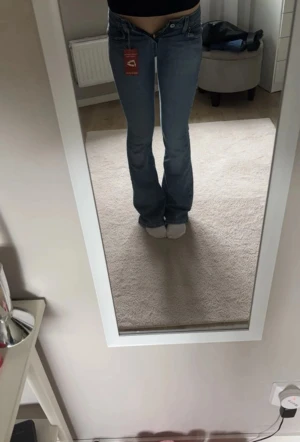 Lowwaist bootcutjeans, Dallas  - Skitsnygga jeans ifrån Dallas, köpta på Vinted med prislappen kvar! Orginalpris runt 1500kr. Midjemått: 66cm, innerbenslängd: 86, tjejen på första bilden är ca 170💕💕