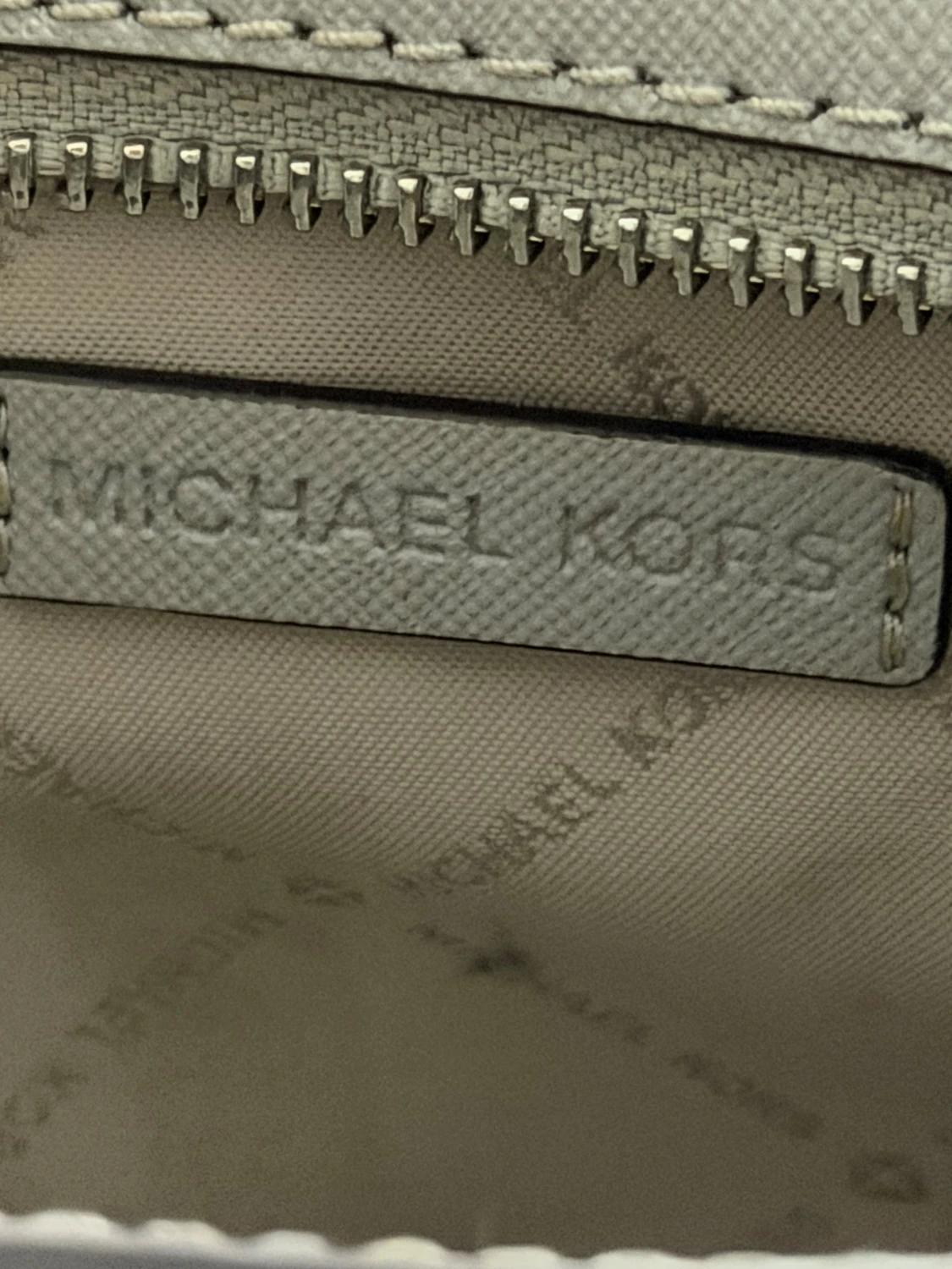 Grå axelväska med nitar från Michael Kors - 3