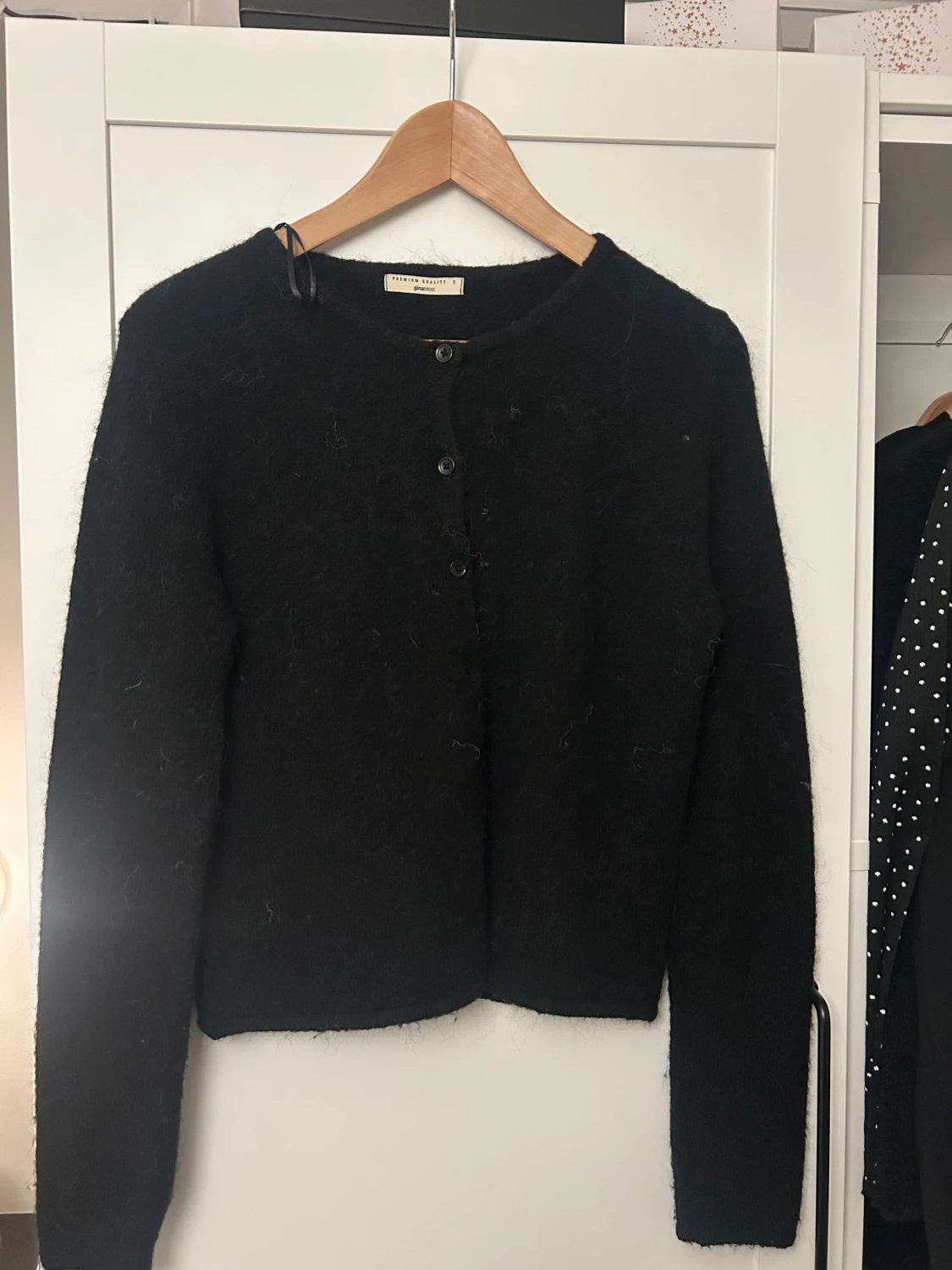 Svart fluffig kofta från Gina Tricot