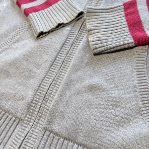 Grå kofta  - Sjukt snygg stickad kofta med röda detaljer♦️. Stl L och passar dig mellan 181-191 ca. Inte många som känner till denna tröja. Hör av dig vid funderingar 🤞