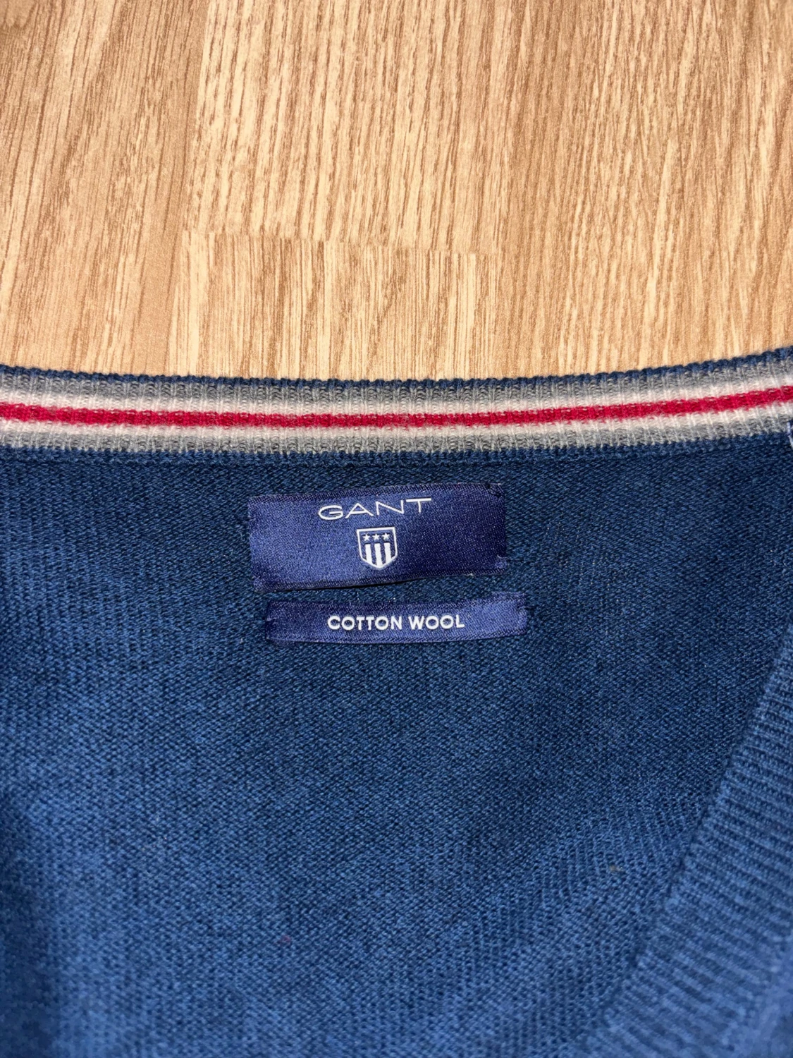 Marinblå v-ringad tröja från GANT - 2