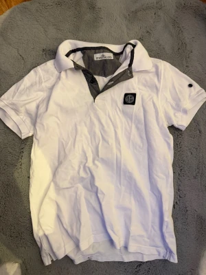 Stone Island piké - Säljer just nu min stone Island piké som jag inte använder eftersom jag tappat intresse för den och den kommer inte till användning. Inga tecken på användning ( den är lite skrynklig eftersom den legat i min garderob ). Badge går att fixa ifall man vill!!