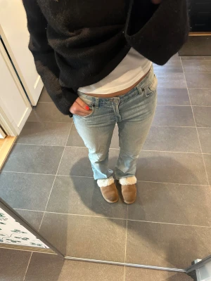 Ljusblå jeans Zara - Säljer dessa jättefina jeans från Zara!! Midwaist/low waist