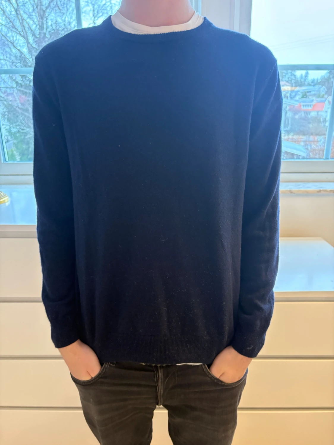 Mörkblå stickad tröja från Lagency