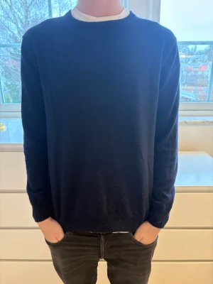 Mörkblå stickad tröja från Lagency - Säljer min mörkblå stickad tröja från Lagency i storlek M. Tröjan har rund halsringning och långa ärmar, perfekt för dig som gillar enkel och stilren design. Materialet är mjukt och skönt, passar dig som vill ha en klassisk look. Skulle själv säga att de är en storlek S på denna.