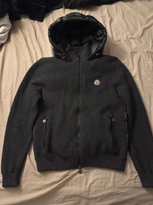 Mörk Grå Moncler Cardigan XL - Säljer min mörk gråa Moncler Cardigan. Storlek XL men dem är rätt små i storlek, så den passar dig som brukar ha M till och med L. 10/10 i skick