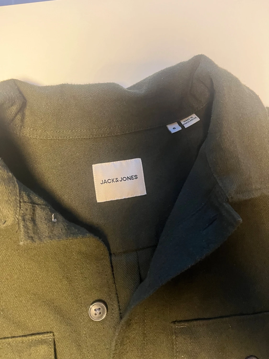 Olivgrön overshirt från Jack & Jones - 1