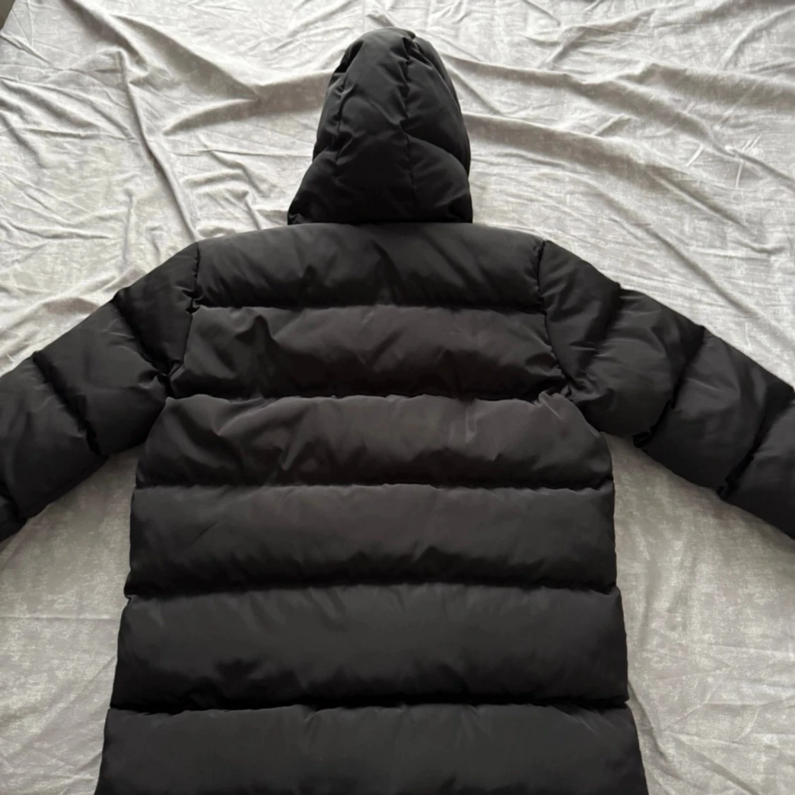 Svart dunjacka från Moncler med huva - 2