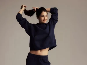 Mörkblå hoodie - Säljer en mörkblå  hoodie med lång ärm och loose passform. Tröjan har ribbade muddar vid ärmslut och nederkant, perfekt för en avslappnad och trendig look. Passar dig som gillar bekväma och stilrena plagg.