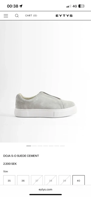 Grå mockasneakers från Eytys - Säljer ett par stilrena sneakers från Eytys i modellen Doja S-O Suede Cement. Skorna är använda 2-3 gånger, det finns ett litet slitage vid hälen, som inte påverkar utseendet utifrån eller passformen. Utöver det så ser de ut att vara nya. Köpta för 2200 kr, sänkt priset med 300 på grund av slitaget. 