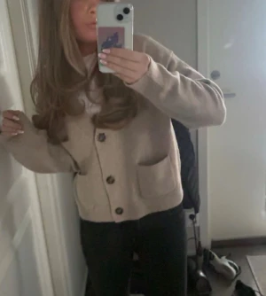 Beige stickad kofta - Superfin stickad kofta från uniqlo i beige!  Inga alls defekter och inte använd mycket alls💕💕Kolla gärna in mina andra annonser