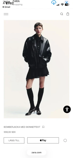 Svart bomberjacka med skinneffekt från Zara - Svart bomberjacka med skinneffekt från Zara. Jackan har en loose passform, klassisk krage, stora fickor  Helt ny aldrig använd bara tagit bort prislappen 