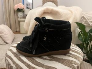 Svarta isabel marant skor - svarta skiitsnygga isabel marant bobby skor. jättefint skick och sparsamt använda. storlek 36, passar också 37. kartong följer med. pris kan diskuteras , skriv för fler bilder!!!