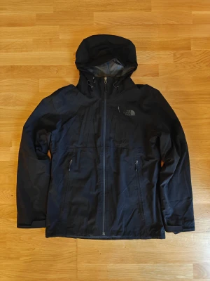 The North Face - ThermoBall Eco Triclimate Jacket - Herr Storlek Medium - Säljer en The North Face ThermoBall Eco Triclimate-jacka. Det är en 3-i-1-modell som består av en vattentät (DryVent) och vindtät skaljacka, samt en avtagbar fodrad innerjacka (puffer). Väldigt mångsidig jacka som passar alla årstider.  Skick 7/10 – Bra begagnat skick. Jackan är fullt fungerande, varm och vattentät. Inga hål eller revor.  Nypris ca 3 500–4 000 kr.