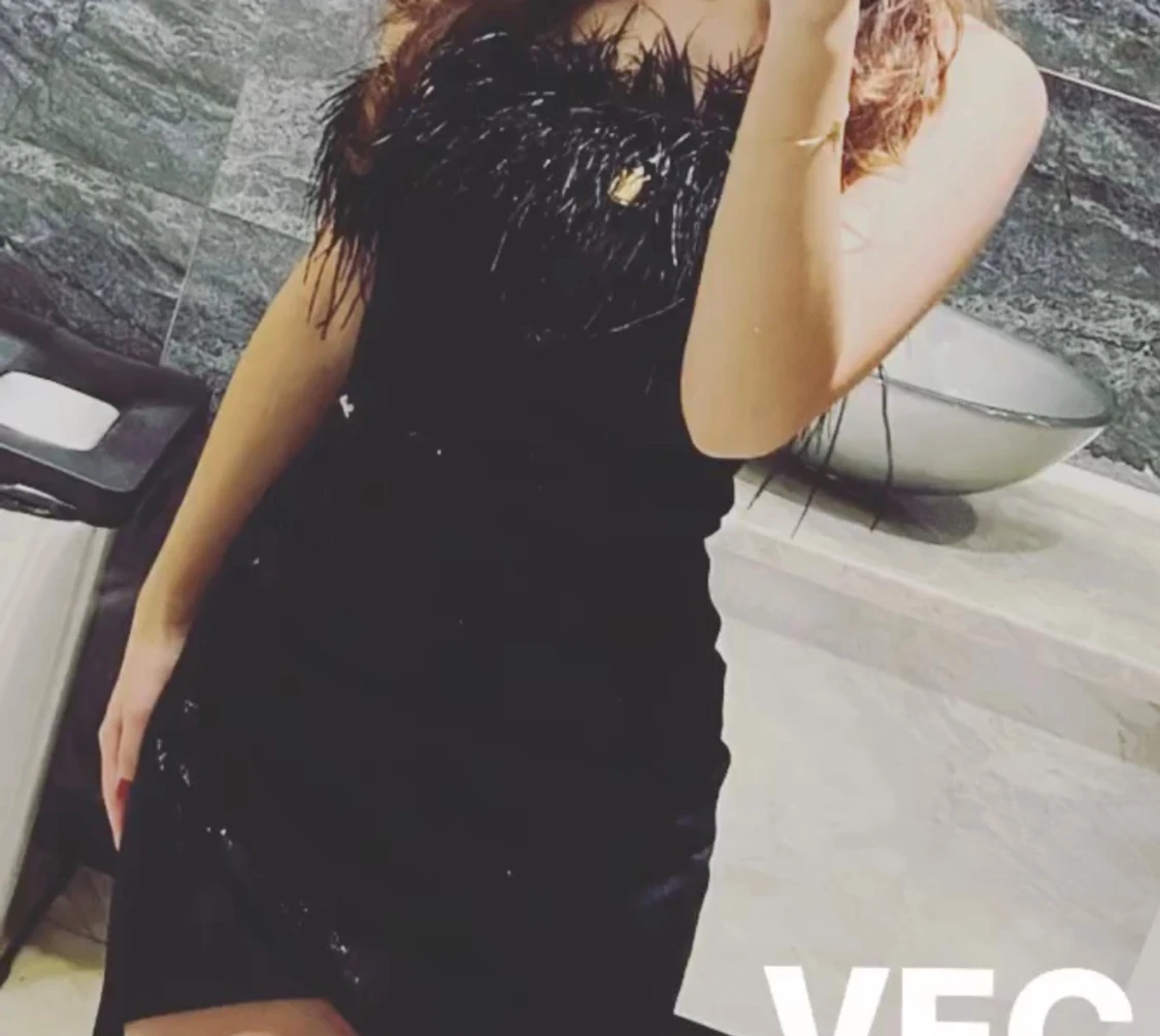 Svart glittrig klänning  - 1