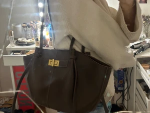 Brun axelväska från Gina Tricot - endast andvänd 1 gång. fin och rymlig väska.